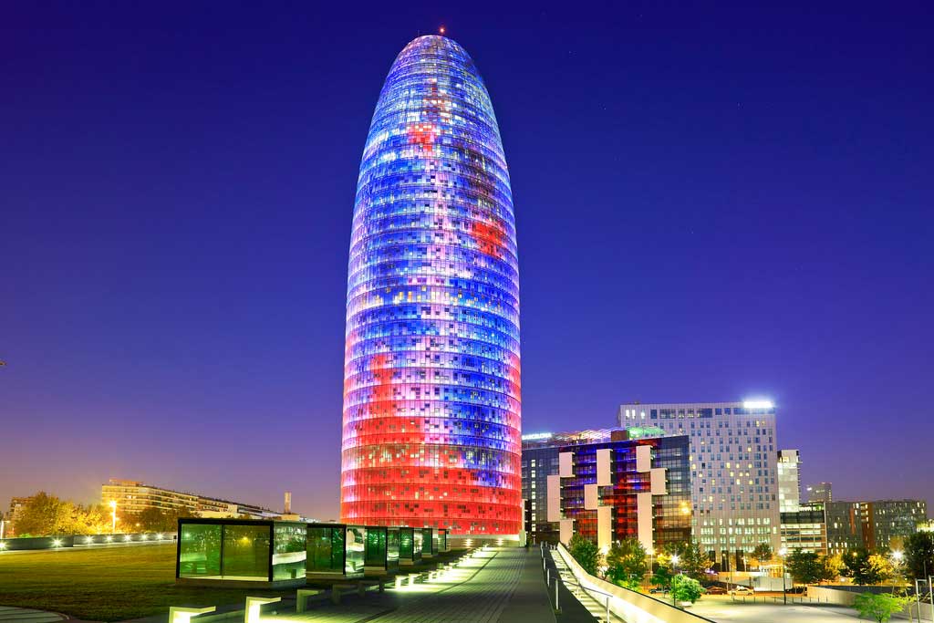 Torre Agbar din Barcelona noaptea