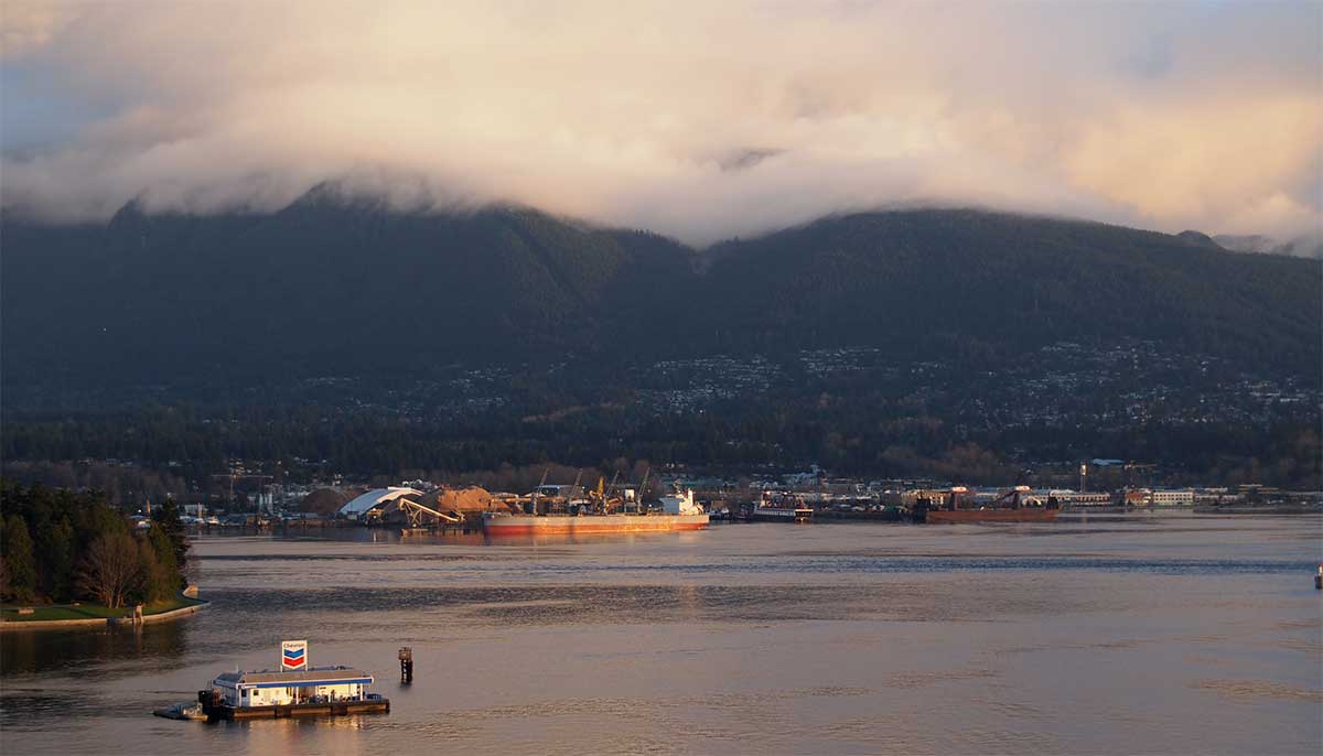 Muntii Stancosi vazuti din Pinnacle Hotel Vancouver Harbourfront
