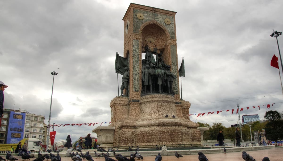 Monumentul Republicii din Piata Taksim