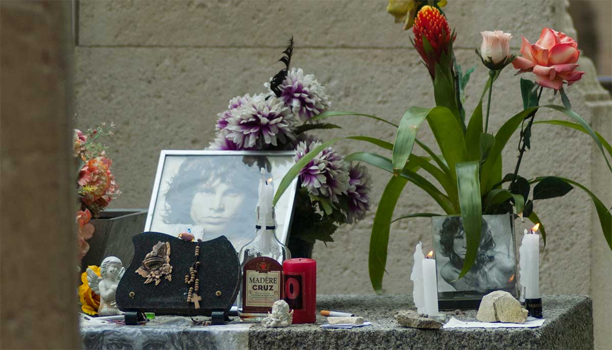 Mormantul lui Jim Morrison de la Cimitirul Pere Lachaise