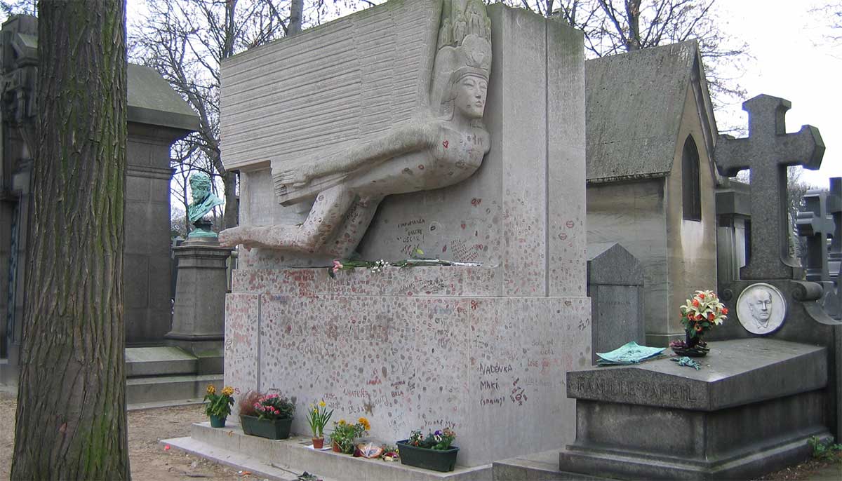 Vechiul monument de la mormantul lui Oscar Wilde