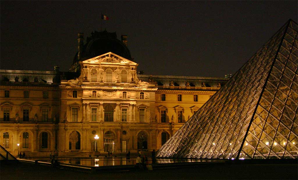 Piramida de la Muzeul Luvru din Paris noaptea