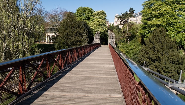 Podul suspendat din Parcul Buttes Chaumont